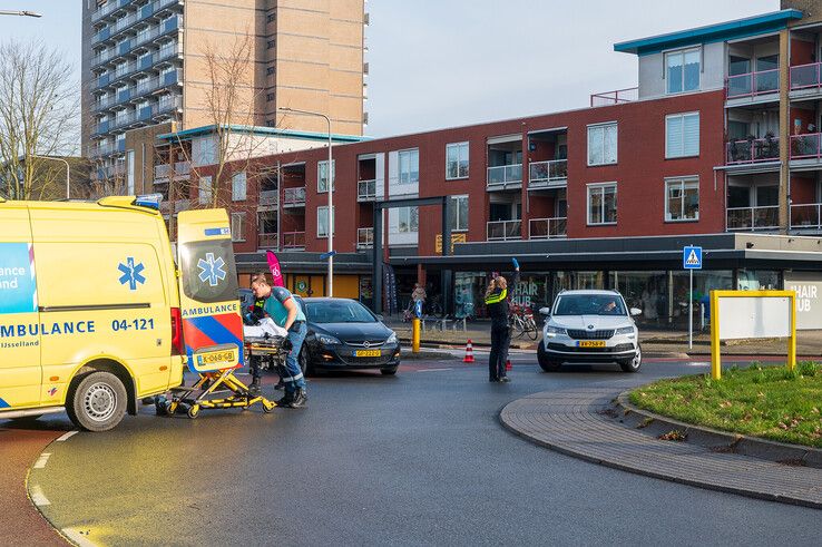 Fietsster gewond naar ziekenhuis na aanrijding op rotonde in Dieze - Foto: Peter Denekamp