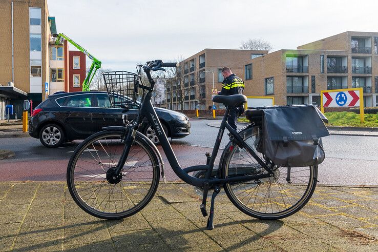 Fietsster gewond naar ziekenhuis na aanrijding op rotonde in Dieze - Foto: Peter Denekamp