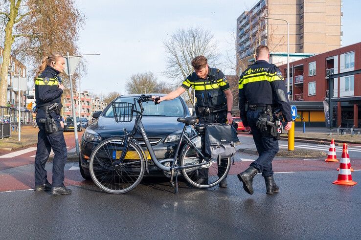 Fietsster gewond naar ziekenhuis na aanrijding op rotonde in Dieze - Foto: Peter Denekamp