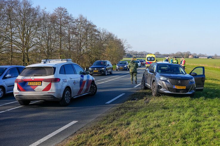 Door de botsing op de N35 bij Heino ontstond flinke schade. - Foto: John van Lingen/PNN