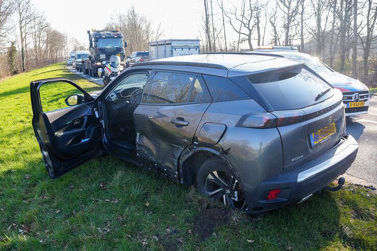 Flinke schade door ongeluk met vier auto’s tussen Zwolle en Raalte - Foto: John van Lingen/PNN