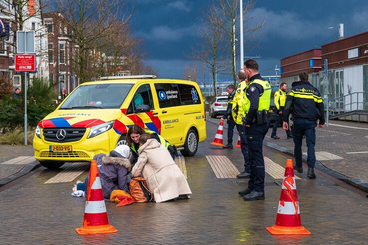 De fietsster brak een been door de botsing met een voetgangster. - Foto: Peter Denekamp