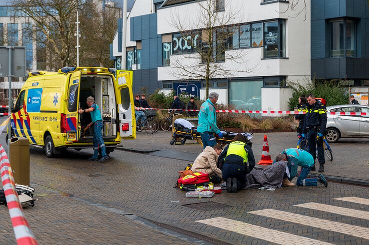 Fietsster breekt been na botsing met voetgangster bij station Zwolle - Foto: Peter Denekamp