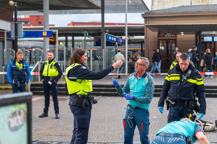 Fietsster breekt been na botsing met voetgangster bij station Zwolle - Foto: Peter Denekamp