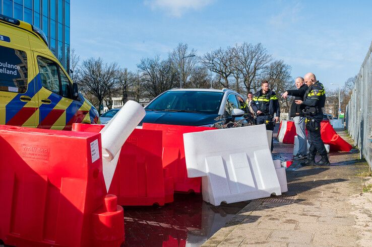 De auto kwam tot stilstand tegen de wegafzetting voor de rechtbank. - Foto: Peter Denekamp