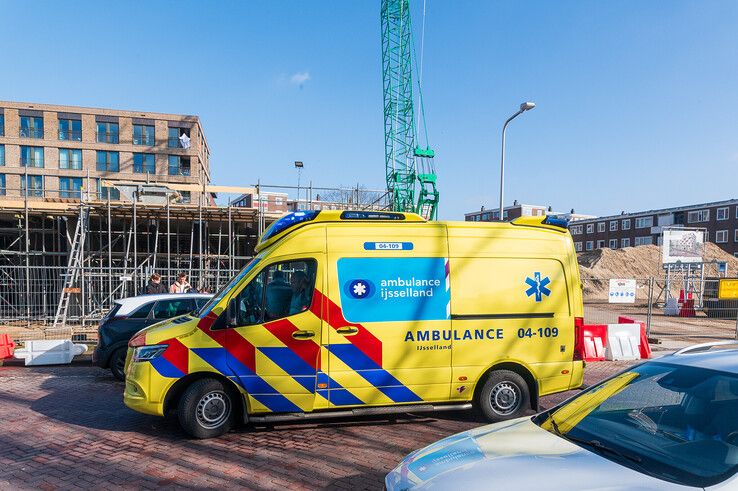 Auto ramt wegafzetting voor rechtbank Zwolle, bestuurder met spoed naar ziekenhuis - Foto: Peter Denekamp