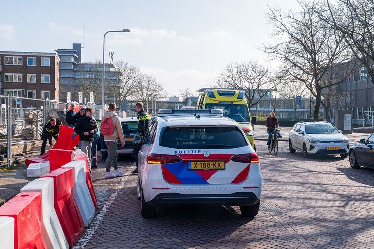 Auto ramt wegafzetting voor rechtbank Zwolle, bestuurder met spoed naar ziekenhuis - Foto: Peter Denekamp