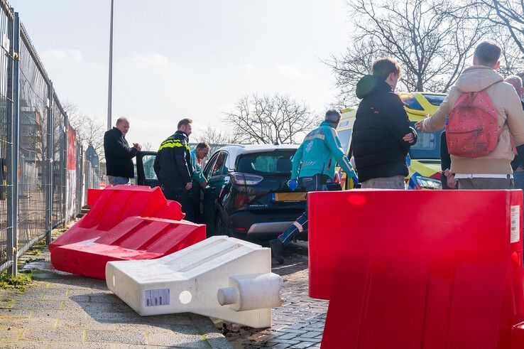 Auto ramt wegafzetting voor rechtbank Zwolle, bestuurder met spoed naar ziekenhuis - Foto: Peter Denekamp