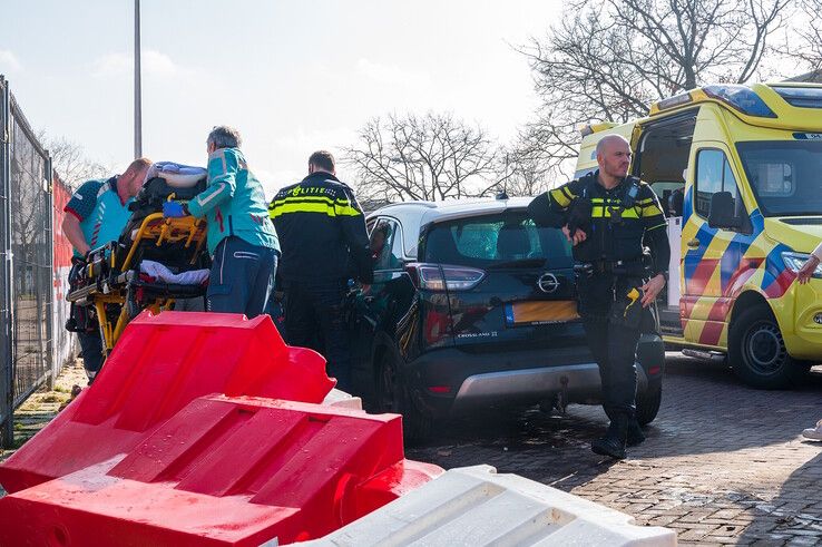 Auto ramt wegafzetting voor rechtbank Zwolle, bestuurder met spoed naar ziekenhuis - Foto: Peter Denekamp