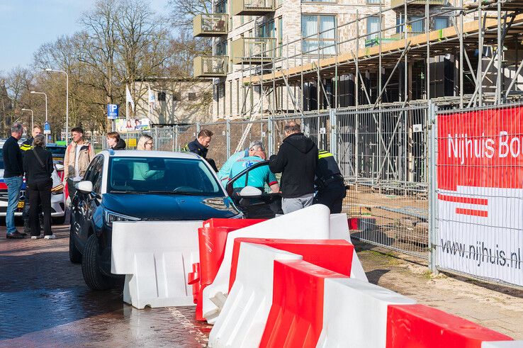 Auto ramt wegafzetting voor rechtbank Zwolle, bestuurder met spoed naar ziekenhuis - Foto: Peter Denekamp