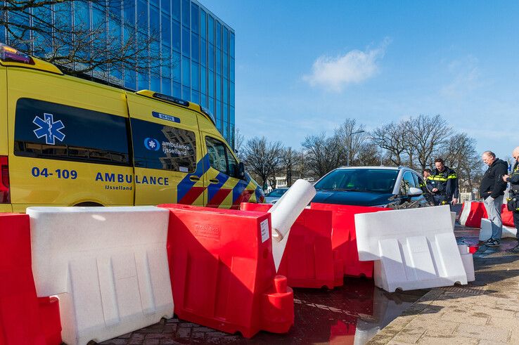 Auto ramt wegafzetting voor rechtbank Zwolle, bestuurder met spoed naar ziekenhuis - Foto: Peter Denekamp