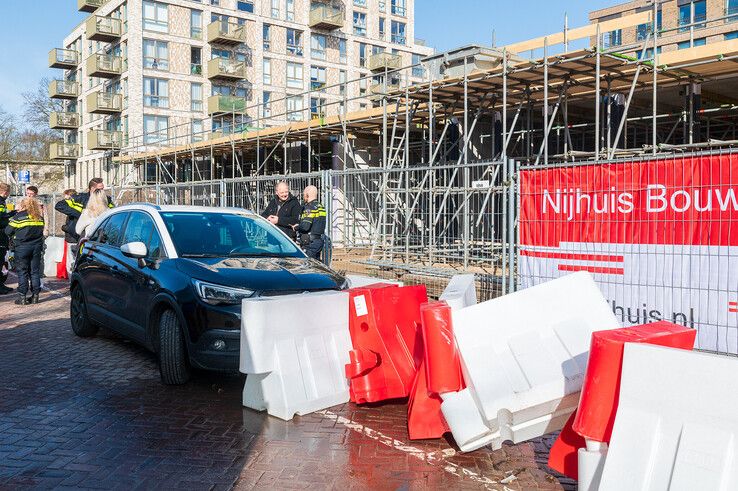 Auto ramt wegafzetting voor rechtbank Zwolle, bestuurder met spoed naar ziekenhuis - Foto: Peter Denekamp