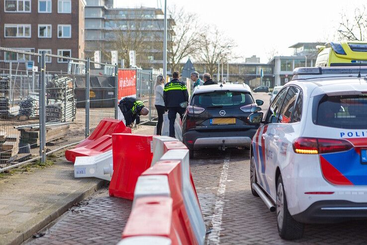 Auto ramt wegafzetting voor rechtbank Zwolle, bestuurder met spoed naar ziekenhuis - Foto: Ruben Meinten