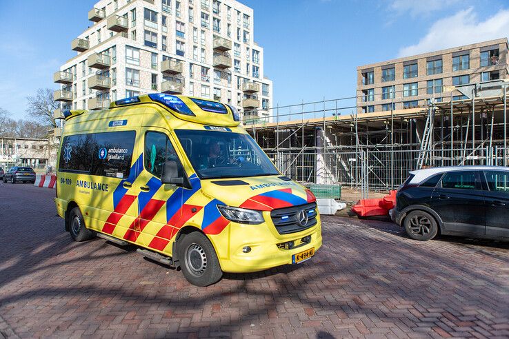 Auto ramt wegafzetting voor rechtbank Zwolle, bestuurder met spoed naar ziekenhuis - Foto: Ruben Meinten