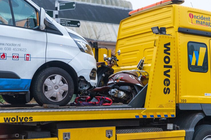 Scooterrijder gewond na botsing met bestelbus voor station Zwolle, traumateam opgeroepen - Foto: Peter Denekamp