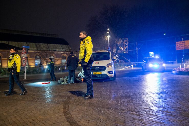 Scooterrijder gewond na botsing met bestelbus voor station Zwolle, traumateam opgeroepen - Foto: Peter Denekamp