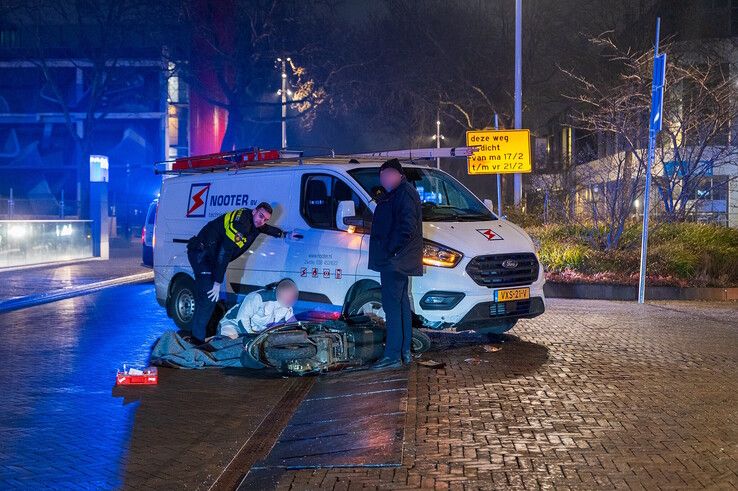 Scooterrijder gewond na botsing met bestelbus voor station Zwolle, traumateam opgeroepen - Foto: Peter Denekamp