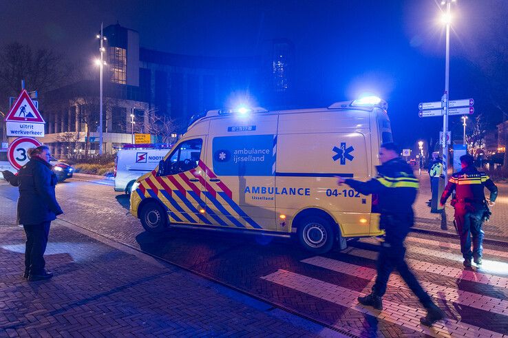 Scooterrijder gewond na botsing met bestelbus voor station Zwolle, traumateam opgeroepen - Foto: Peter Denekamp