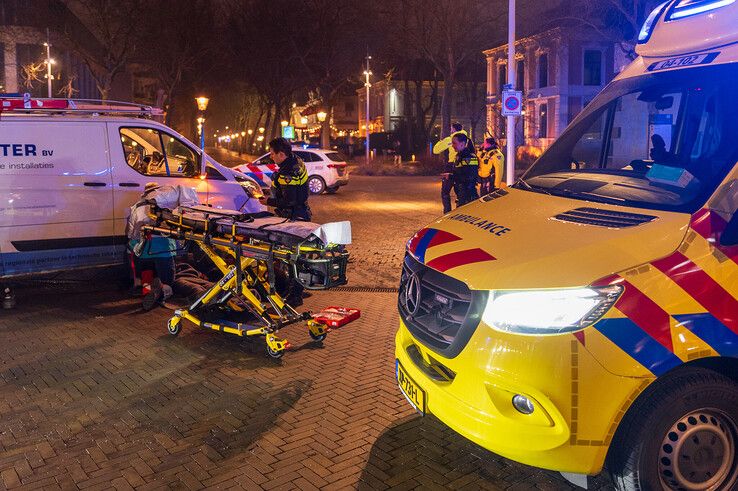 Scooterrijder gewond na botsing met bestelbus voor station Zwolle, traumateam opgeroepen - Foto: Peter Denekamp