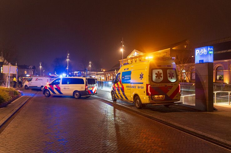 Scooterrijder gewond na botsing met bestelbus voor station Zwolle, traumateam opgeroepen - Foto: Peter Denekamp