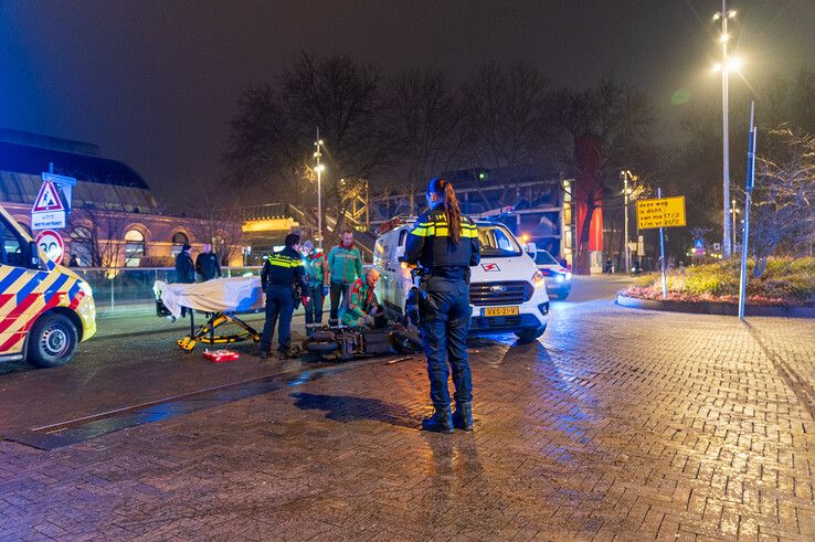 Scooterrijder gewond na botsing met bestelbus voor station Zwolle, traumateam opgeroepen - Foto: Peter Denekamp