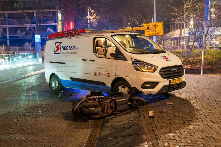 Scooterrijder gewond na botsing met bestelbus voor station Zwolle, traumateam opgeroepen - Foto: Peter Denekamp