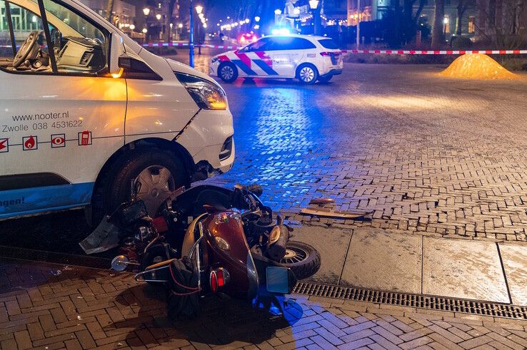 Scooterrijder gewond na botsing met bestelbus voor station Zwolle, traumateam opgeroepen - Foto: Peter Denekamp