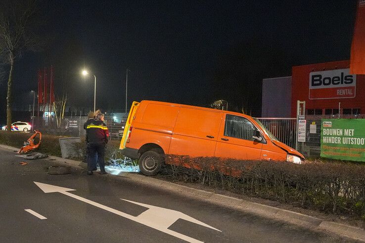 Man (23) uit Steenwijkerland rijdt onder invloed en veroorzaakt ongeval in Zwolle, aanhouding in Zwartsluis - Foto: PNN/John van Lingen.