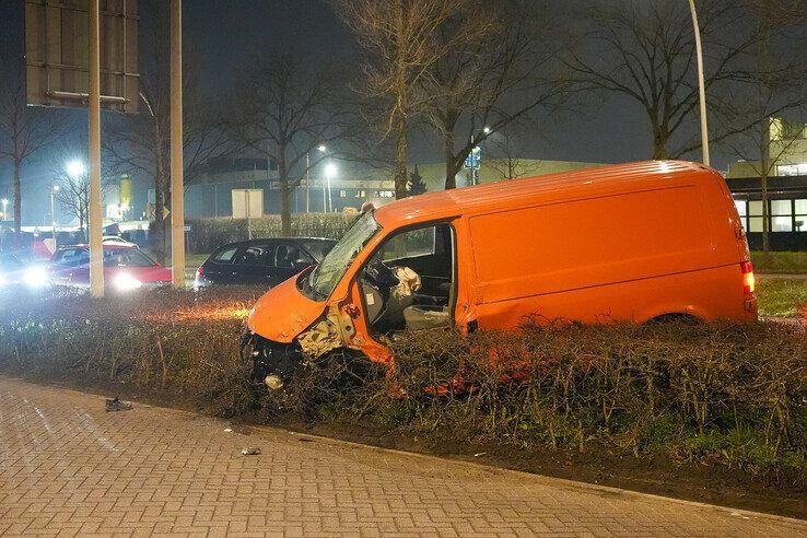 Man (23) uit Steenwijkerland rijdt onder invloed en veroorzaakt ongeval in Zwolle, aanhouding in Zwartsluis - Foto: PNN/John van Lingen.