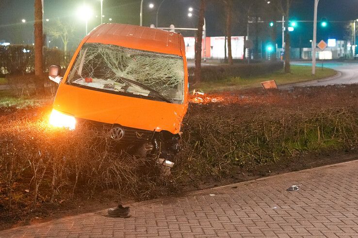 Man (23) uit Steenwijkerland rijdt onder invloed en veroorzaakt ongeval in Zwolle, aanhouding in Zwartsluis - Foto: PNN/John van Lingen.