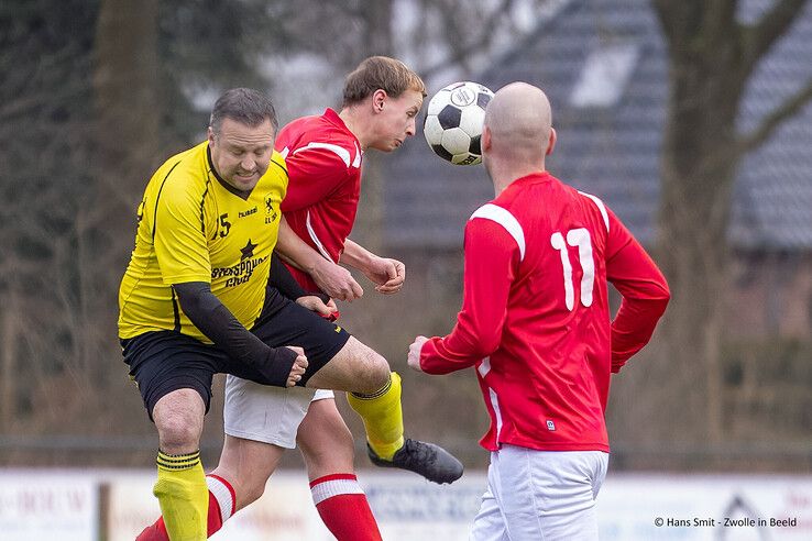 In beeld: Nog volop spanning in 5e klasse D, Wijthmen wint streekderby van SV Zalk - Foto: Hans Smit