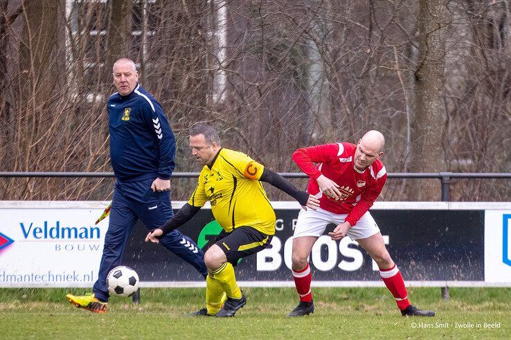 In beeld: Nog volop spanning in 5e klasse D, Wijthmen wint streekderby van SV Zalk - Foto: Hans Smit