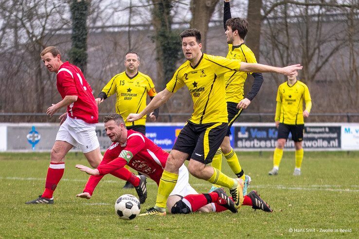 In beeld: Nog volop spanning in 5e klasse D, Wijthmen wint streekderby van SV Zalk - Foto: Hans Smit