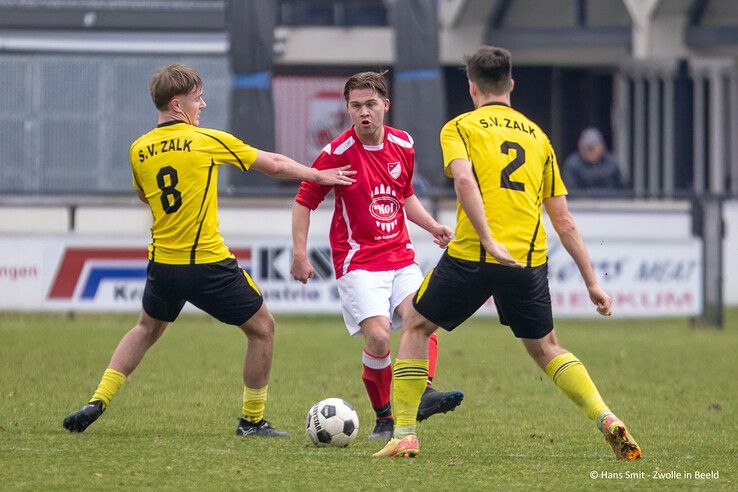 In beeld: Nog volop spanning in 5e klasse D, Wijthmen wint streekderby van SV Zalk - Foto: Hans Smit