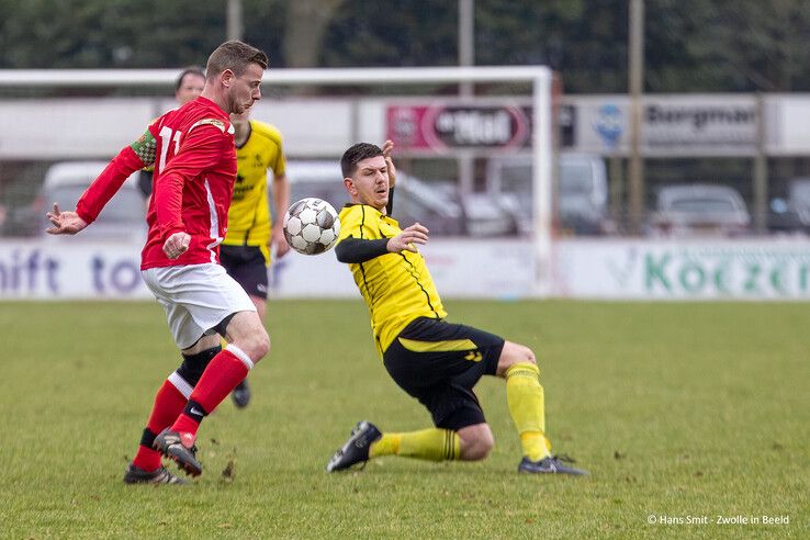 In beeld: Nog volop spanning in 5e klasse D, Wijthmen wint streekderby van SV Zalk - Foto: Hans Smit