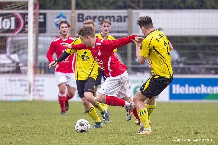 In beeld: Nog volop spanning in 5e klasse D, Wijthmen wint streekderby van SV Zalk - Foto: Hans Smit