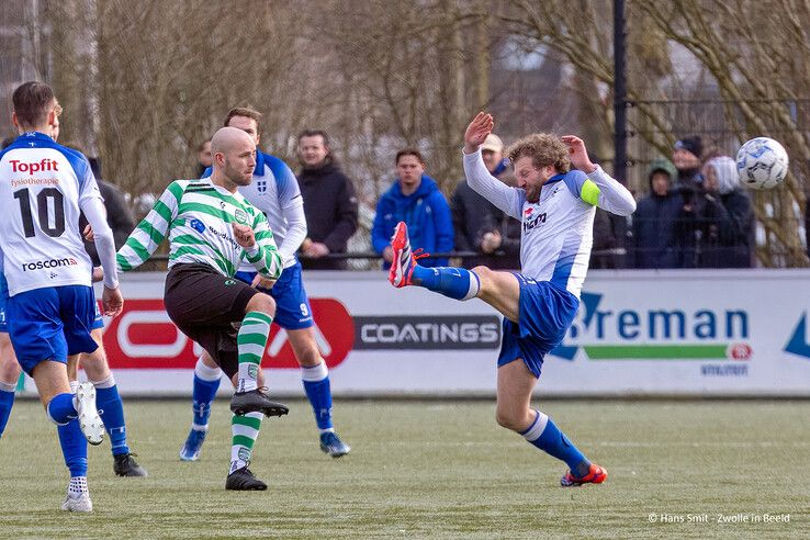 In beeld: Weinig vuurwerk op veld bij stadsderby in Zwolle-Zuid, degradatiespook plaagt ZAC - Foto: Hans Smit