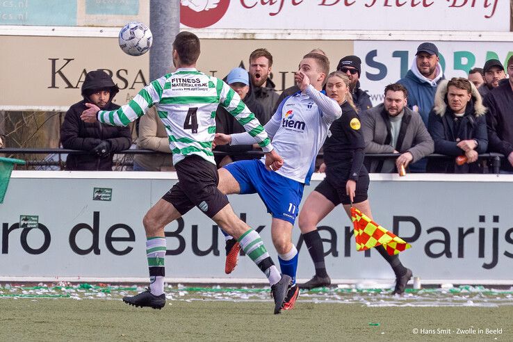 In beeld: Weinig vuurwerk op veld bij stadsderby in Zwolle-Zuid, degradatiespook plaagt ZAC - Foto: Hans Smit