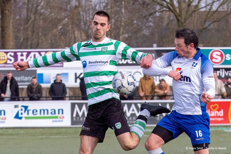 In beeld: Weinig vuurwerk op veld bij stadsderby in Zwolle-Zuid, degradatiespook plaagt ZAC - Foto: Hans Smit