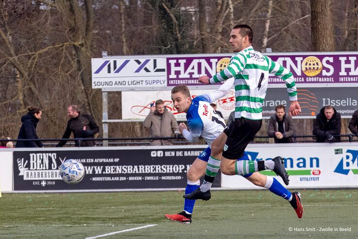 In beeld: Weinig vuurwerk op veld bij stadsderby in Zwolle-Zuid, degradatiespook plaagt ZAC - Foto: Hans Smit