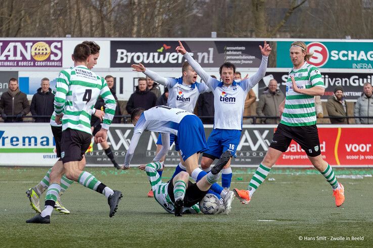 In beeld: Weinig vuurwerk op veld bij stadsderby in Zwolle-Zuid, degradatiespook plaagt ZAC - Foto: Hans Smit