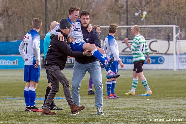 In beeld: Weinig vuurwerk op veld bij stadsderby in Zwolle-Zuid, degradatiespook plaagt ZAC - Foto: Hans Smit