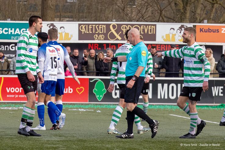 In beeld: Weinig vuurwerk op veld bij stadsderby in Zwolle-Zuid, degradatiespook plaagt ZAC - Foto: Hans Smit