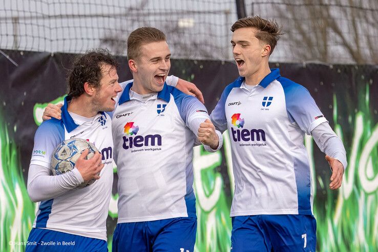 In beeld: Weinig vuurwerk op veld bij stadsderby in Zwolle-Zuid, degradatiespook plaagt ZAC - Foto: Hans Smit