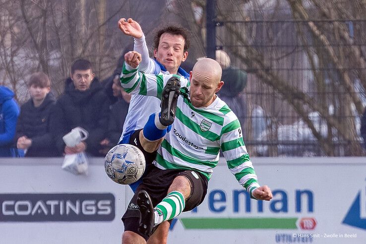 In beeld: Weinig vuurwerk op veld bij stadsderby in Zwolle-Zuid, degradatiespook plaagt ZAC - Foto: Hans Smit