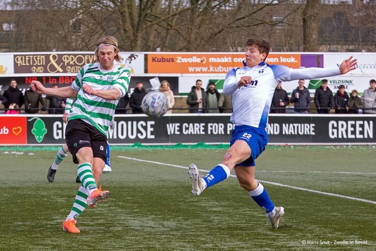 In beeld: Weinig vuurwerk op veld bij stadsderby in Zwolle-Zuid, degradatiespook plaagt ZAC - Foto: Hans Smit