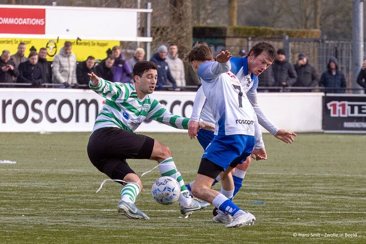 In beeld: Weinig vuurwerk op veld bij stadsderby in Zwolle-Zuid, degradatiespook plaagt ZAC - Foto: Hans Smit