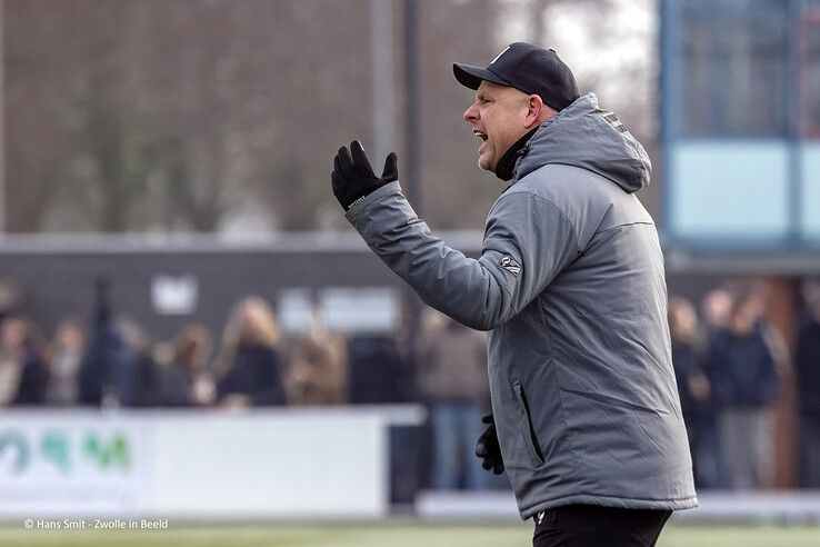 In beeld: Weinig vuurwerk op veld bij stadsderby in Zwolle-Zuid, degradatiespook plaagt ZAC - Foto: Hans Smit