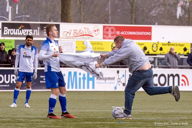 In beeld: Weinig vuurwerk op veld bij stadsderby in Zwolle-Zuid, degradatiespook plaagt ZAC - Foto: Hans Smit