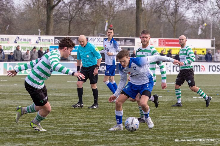 In beeld: Weinig vuurwerk op veld bij stadsderby in Zwolle-Zuid, degradatiespook plaagt ZAC - Foto: Hans Smit